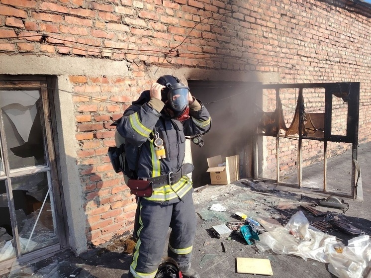 Пожар в двухэтажном здании потушили в Оленегорске