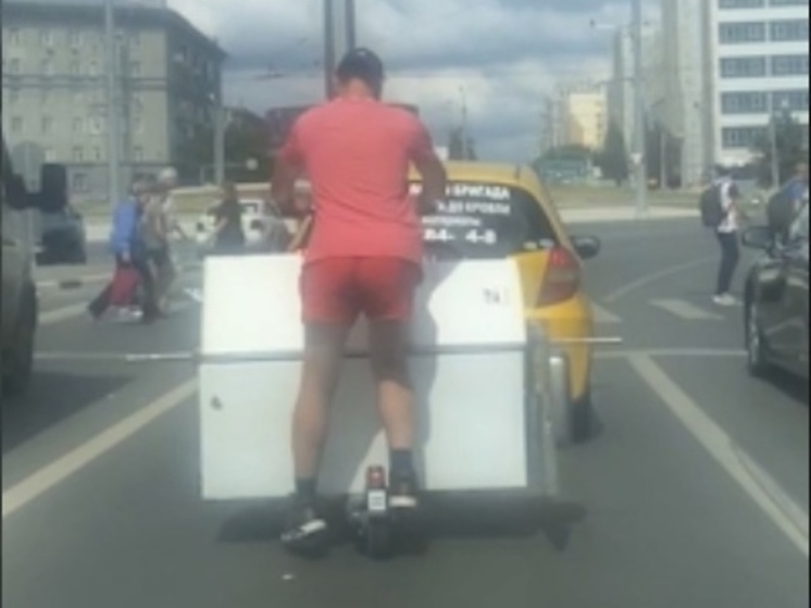 "Грузоперевозки по-новосибирски": местный доставил холодильник на самокате
