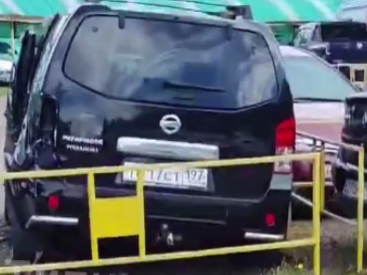 Иномарка протаранила паркинг и побила машины на стоянке в Химках