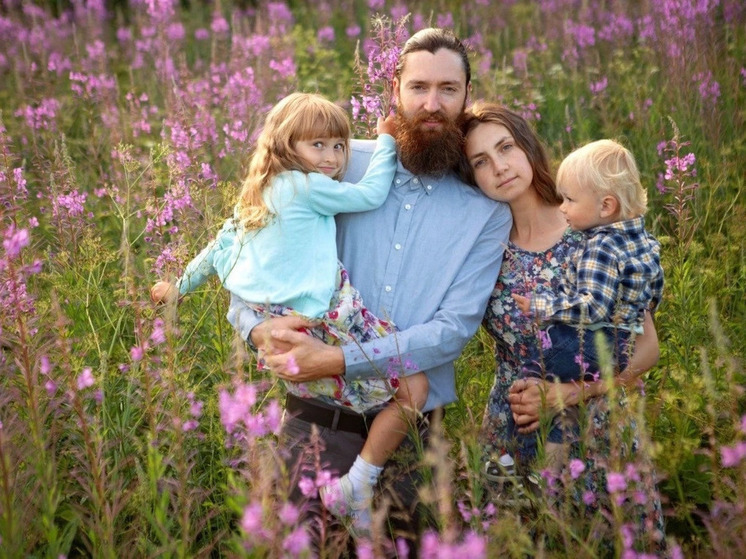 Василий Анохин поздравил семью Петуховых с победой в номинации "Сельская семья"