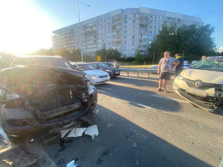 Два человека пострадали в массовом ДТП на улице Бирюзова в Рязани