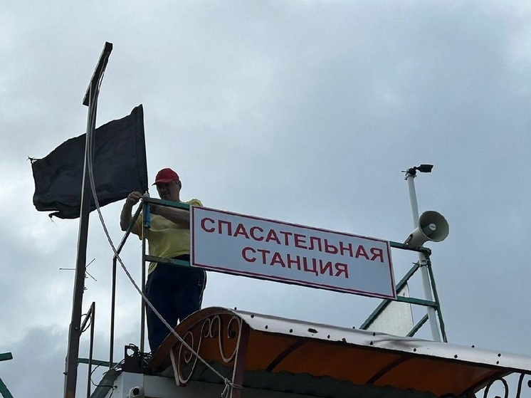 Над пляжами Балтийска вновь взметнулись черные флаги