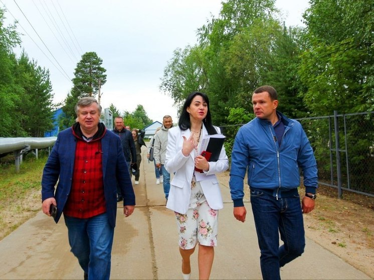 Виктор Казарин и Дмитрий Жаромских осмотрели строящиеся объекты в Лонгъюгане