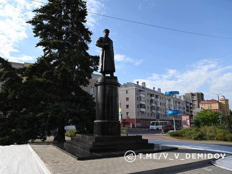 Специалисты отреставрировали статую высотой три метра и постамент, на котором она находится