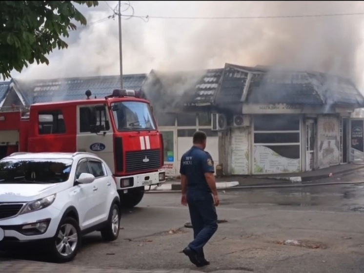 На рынке в Туапсе тушат павильон на площади 950 квадратных метров