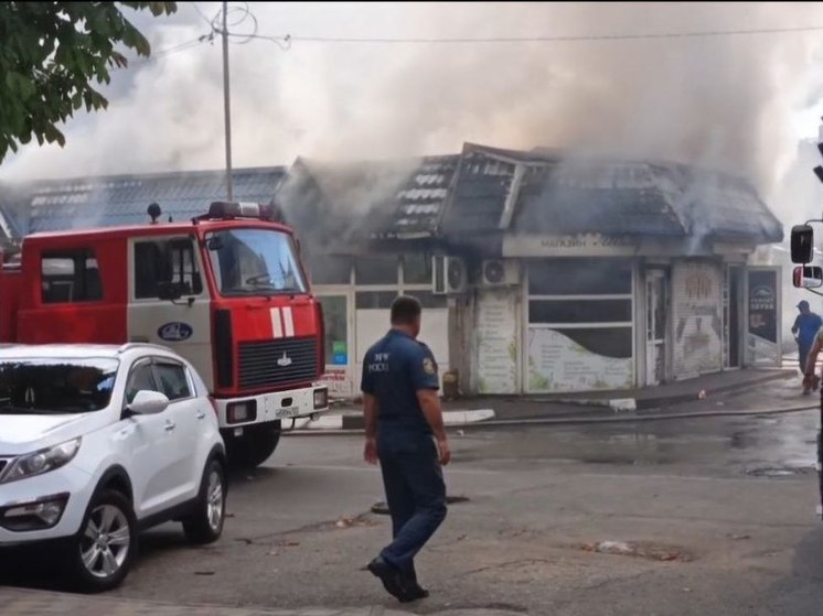 Площадь пожара на рынке в Туапсе выросла больше чем в два раза