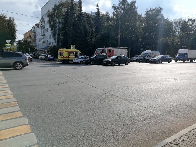 В Твери на Советской улице столкнулись легковушка и фургон