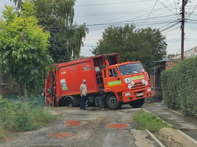 В Таганроге мусоровоз провалился под землю