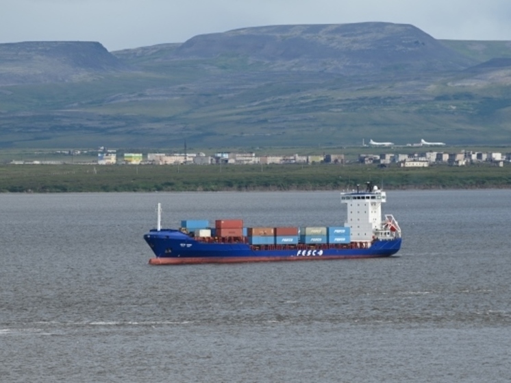 Второй в навигацию теплоход группы "Феско" пришёл в столицу Чукотки