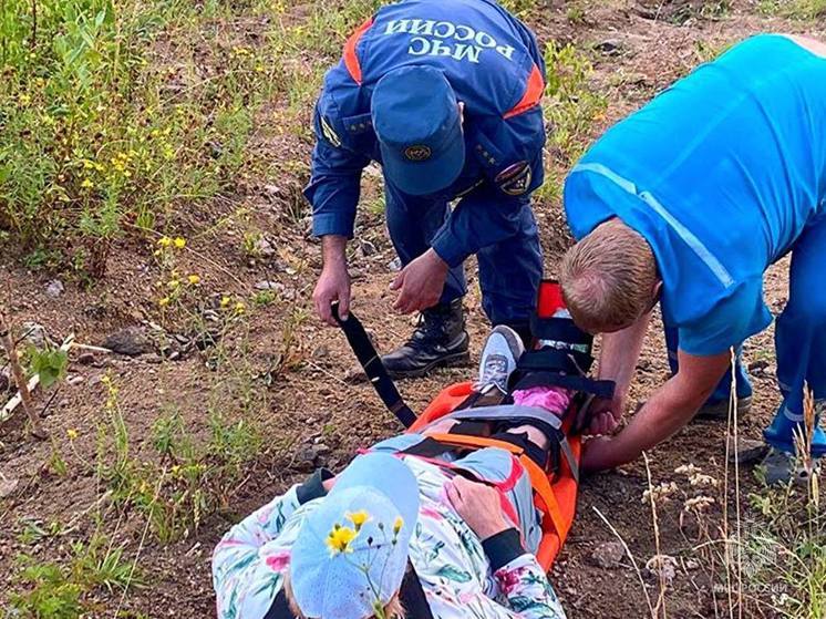 В Алтайском крае спасатели эвакуировали травмированную туристку с горы Церковки