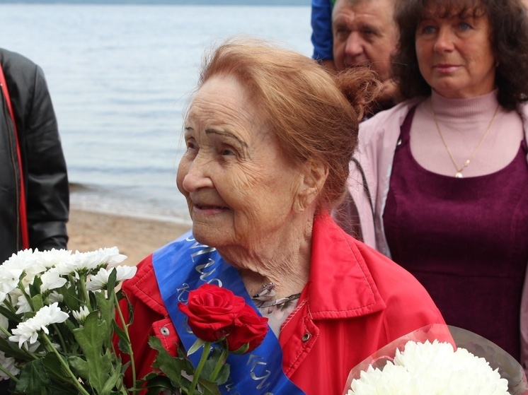 Чемпионка мира по зимнему плаванию из Карелии отметила 99-летие заплывом
