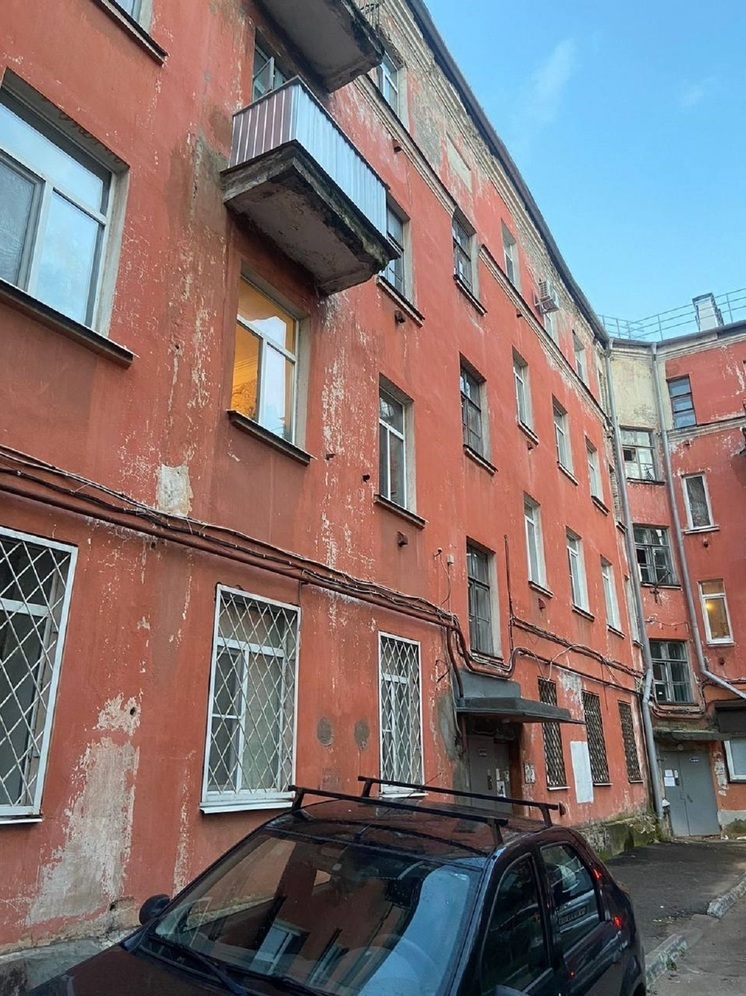 В Твери 2-летняя девочка облокотилась на москитную сетку и выпала из окна