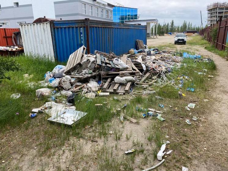 Огромную свалку в Новом Уренгое у ТЦ спрятали за забором