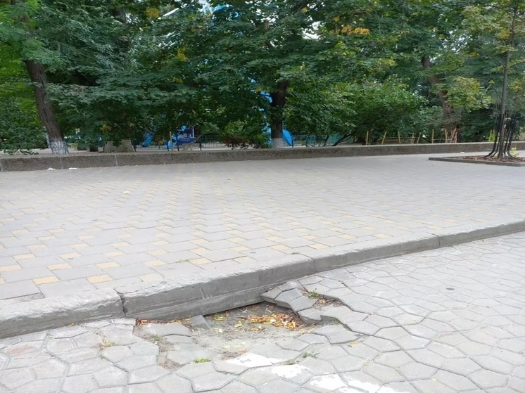 В центре Ростова-на-Дону провалилась тротуарная плитка