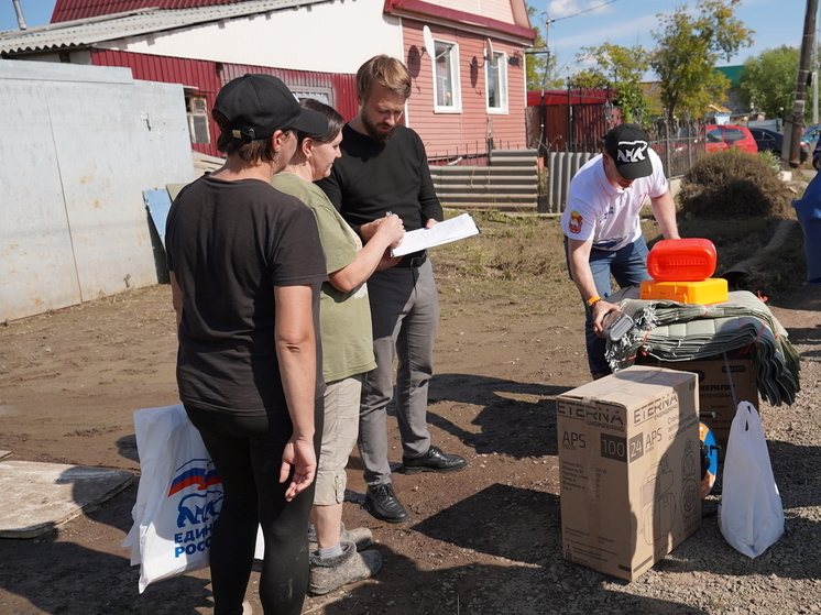 «Единая Россия» передала гумпомощь пострадавшим от подтопления жителям Еманжелинска