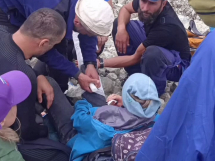 МЧС: на леднике Шхельда 12-летний москвич повредил ногу при камнепаде