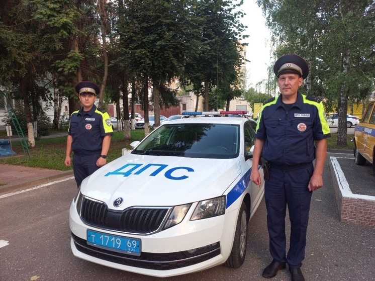 В Твери сотрудники ГАИ пытались починить сломавшийся на дороге автомобиль