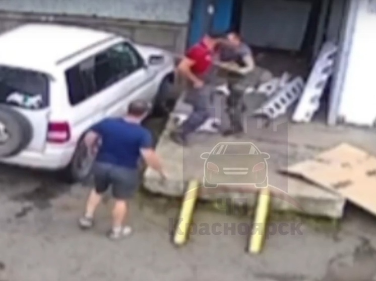 В Красноярске доставщики избили дворника из-за замечания