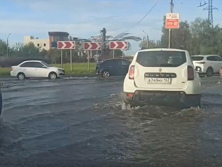 После сильного дождя в Твери затопило кольцо в Южном