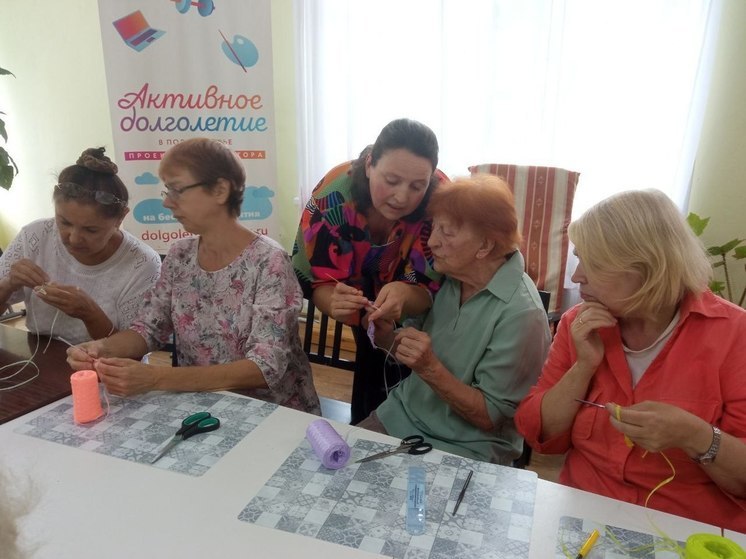 Пущинские долголеты занимаются вязанием