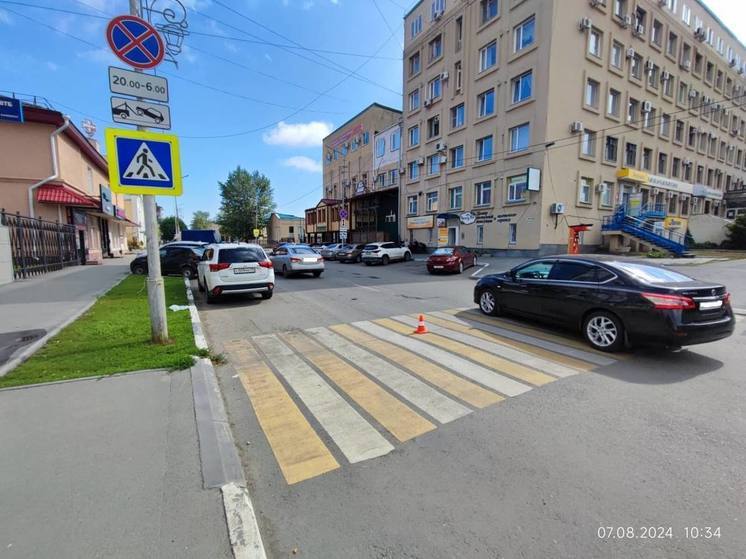 В Кургане Nissan Almera сбил пожилую женщину