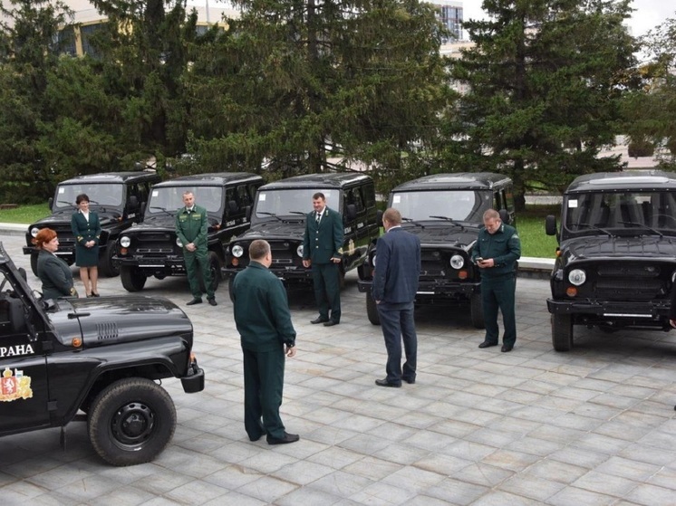 12 новых внедорожников передали свердловским лесничествам