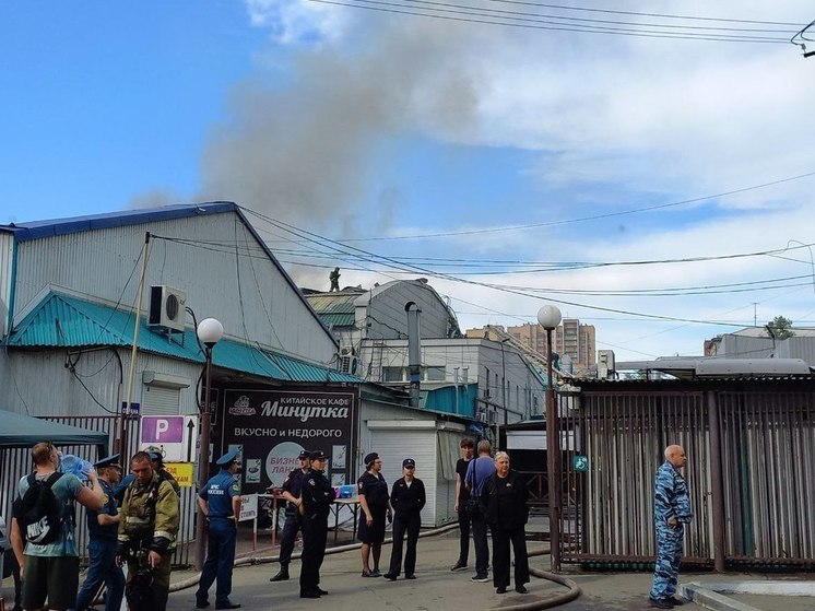 Пожар потушили в ТЦ на рынке в Чите