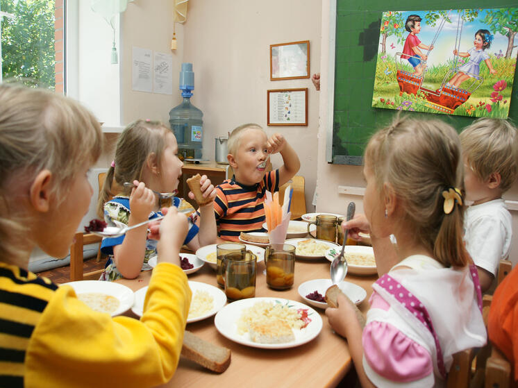 Three-year-old Russian girl took offense at her teacher and ran away from kindergarten
