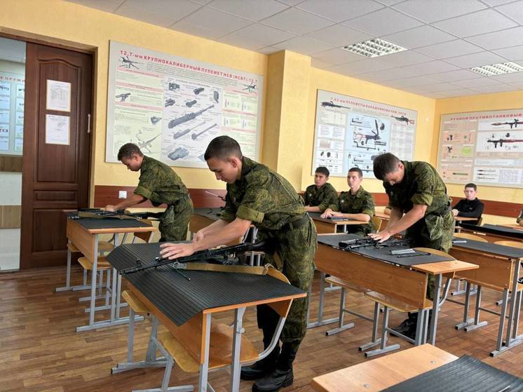 Участники военно-патриотических сборов «Гвардейцев» в Пензе проходят огневую подготовку