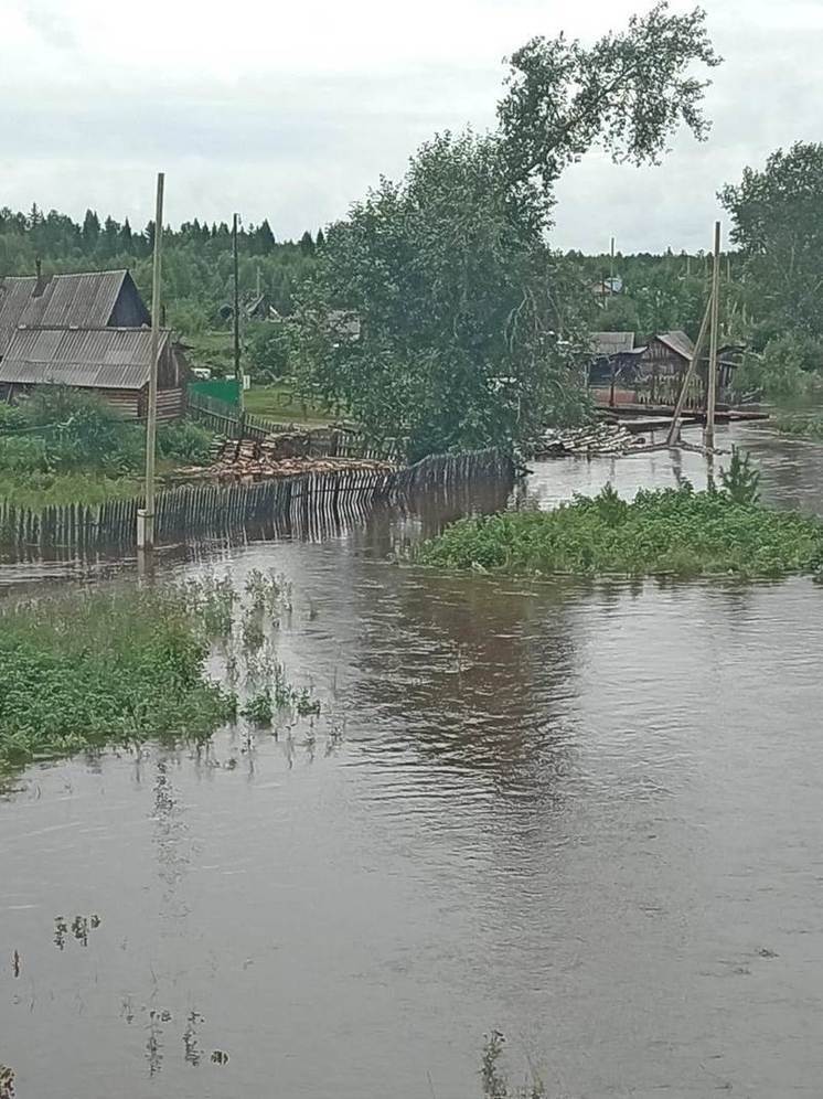 Подтопило дома и угодья в поселке на севере Свердловской области