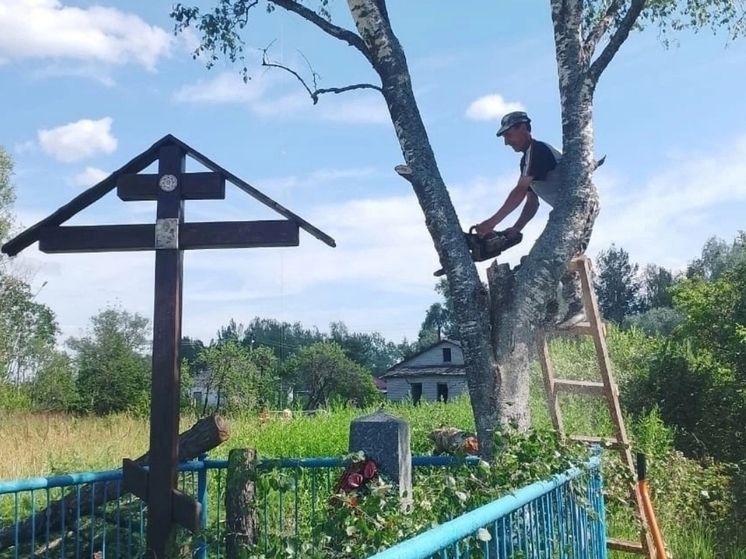 Жители Великосельского поселения благоустраивают воинские захоронения