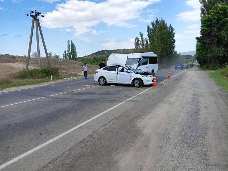 Пять человек пострадали в ДТП с рейсовой маршруткой и легковушкой в Крыму