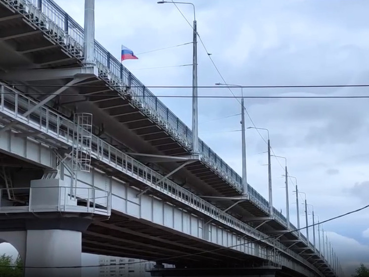 Подрядчик объяснил, почему у Ленинградского моста в Омске опоры окрашены частично