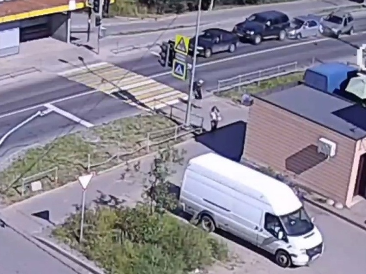 Три машины столкнулись перед пешеходным переходом на Ключевой