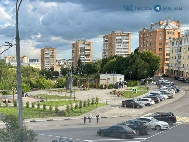 В Орле водителям напомнили о запрете парковки на островках безопасности