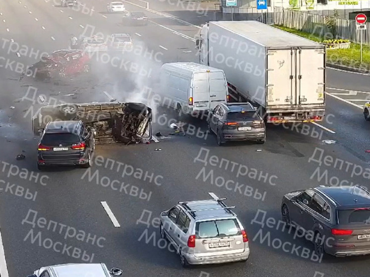 Госавтоинспекция: один человек погиб и один пострадал в ДТП с шестью машинами на МКАД