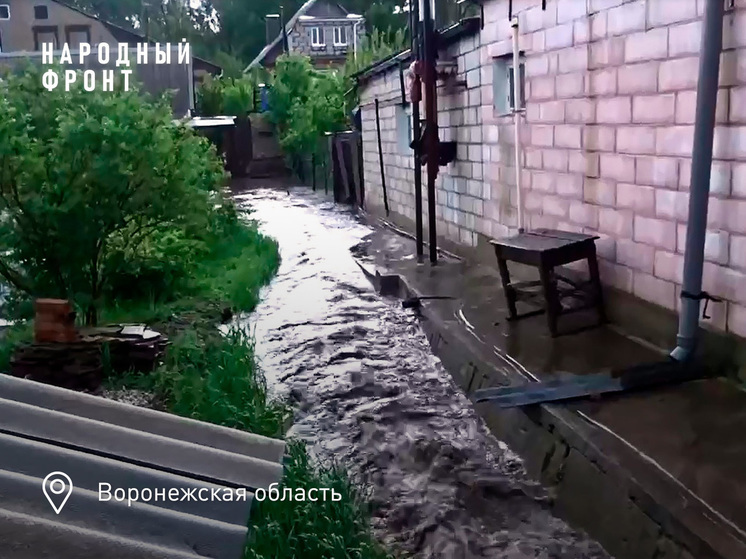 Под Воронежем из-за засоренной ливневки затопляет улицы райгорода