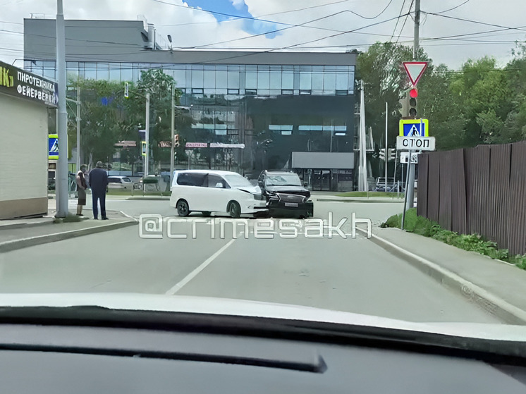 В Южно-Сахалинске напротив травматологии столкнулись две иномарки