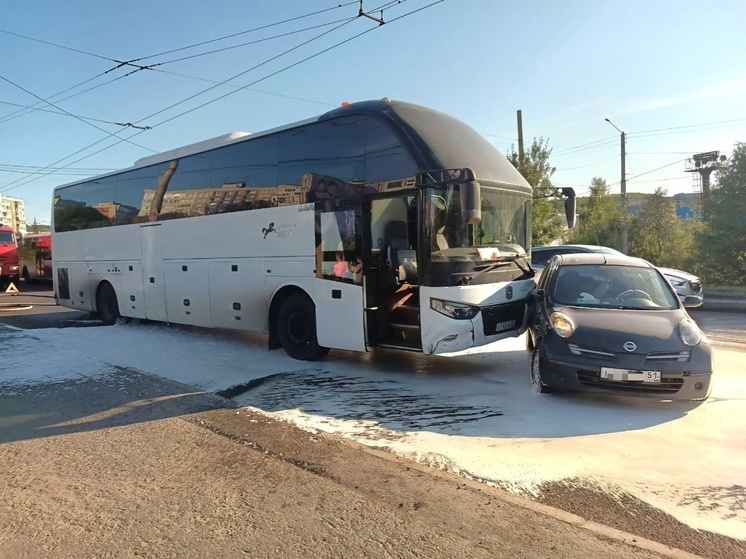 Туристический автобус попал в ДТП в Мурманске