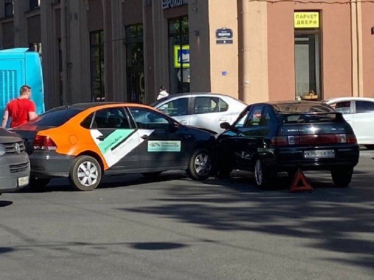 В Петербурге раскрыли криминальную схему с подставными авариями и каршерингом