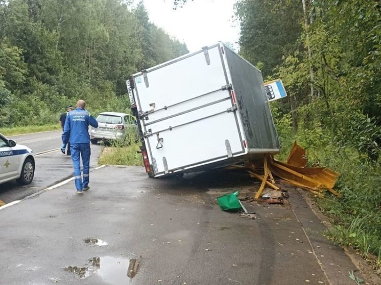 Грузовик врезался в автобусную остановку в Дмитровском округе