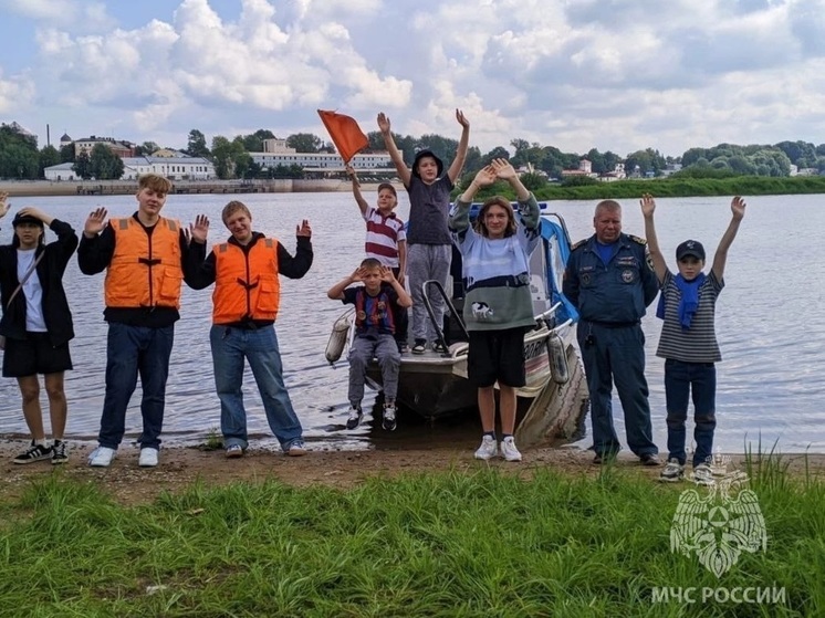 Спасатели и школьники напомнили новгородцам о правилах безопасности на воде
