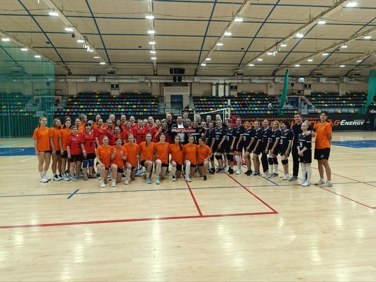 В Хабаровске «Амурские тигрицы» провели товарищеский матч со сборной правительства