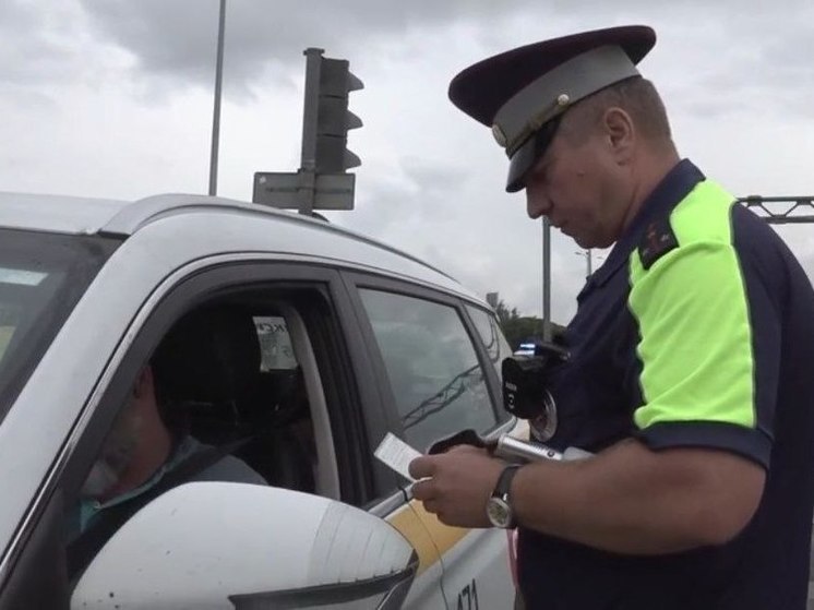 В Петербурге оштрафовали почти 2 тысячи водителей после рейда «Такси»