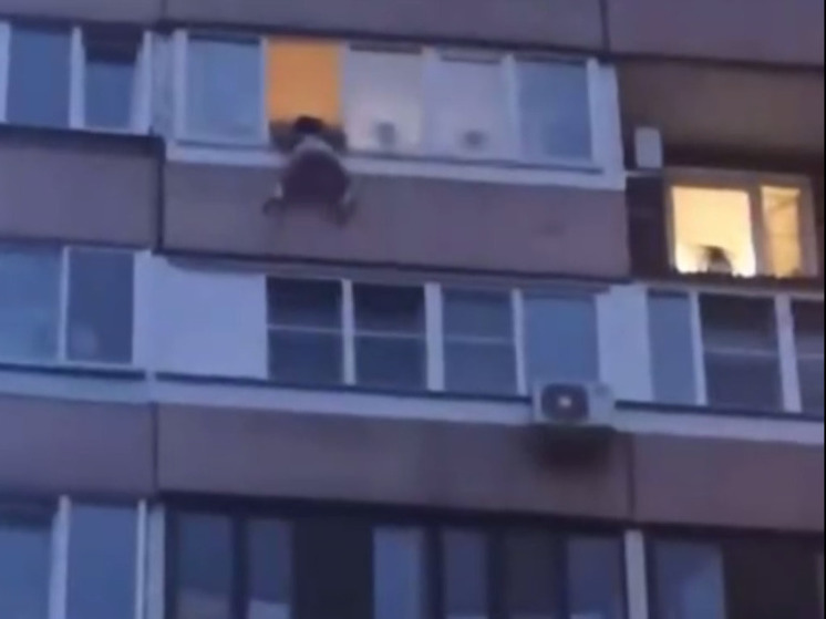 Мужчина чуть не выпал из окна многоэтажки в подмосковном Королеве