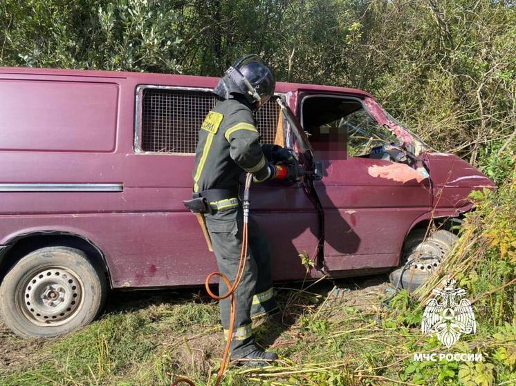 Под Тверью сотрудники МЧС освободили зажатого в автомобиле человека