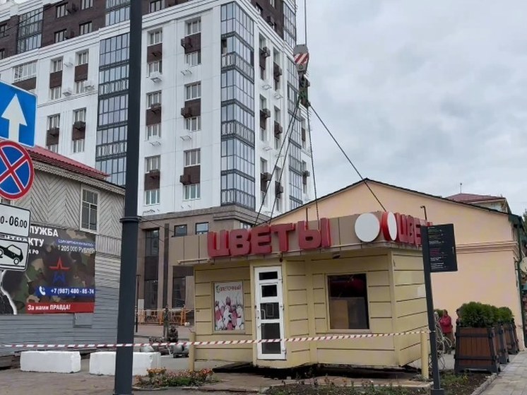 В центре Уфы снесли цветочный киоск