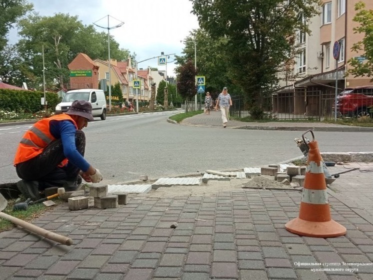 Зеленоградске власти собираются обновить тактильные плитки тротуаров до октября