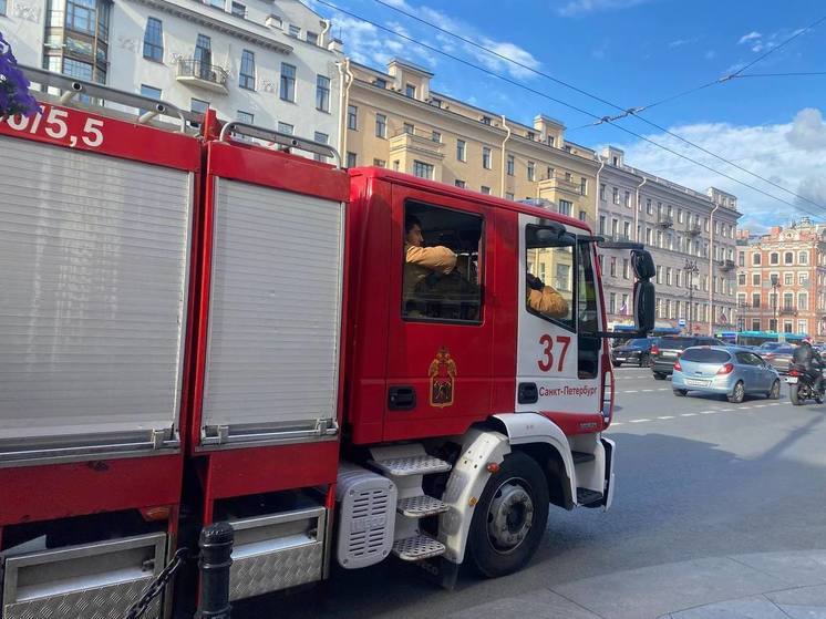 Двое мужчин пострадали при крупном пожаре на складе в Московском районе