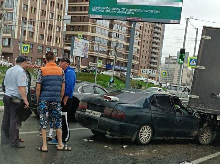 Массовое ДТП произошло в Новосибирске возле «Ауры»
